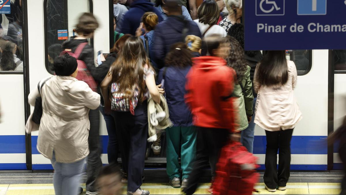 Pasajeros en un parada del metro de Madrid, este martes.