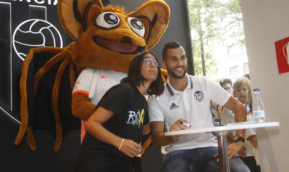 La presentación de Martín Montoya en imágenes