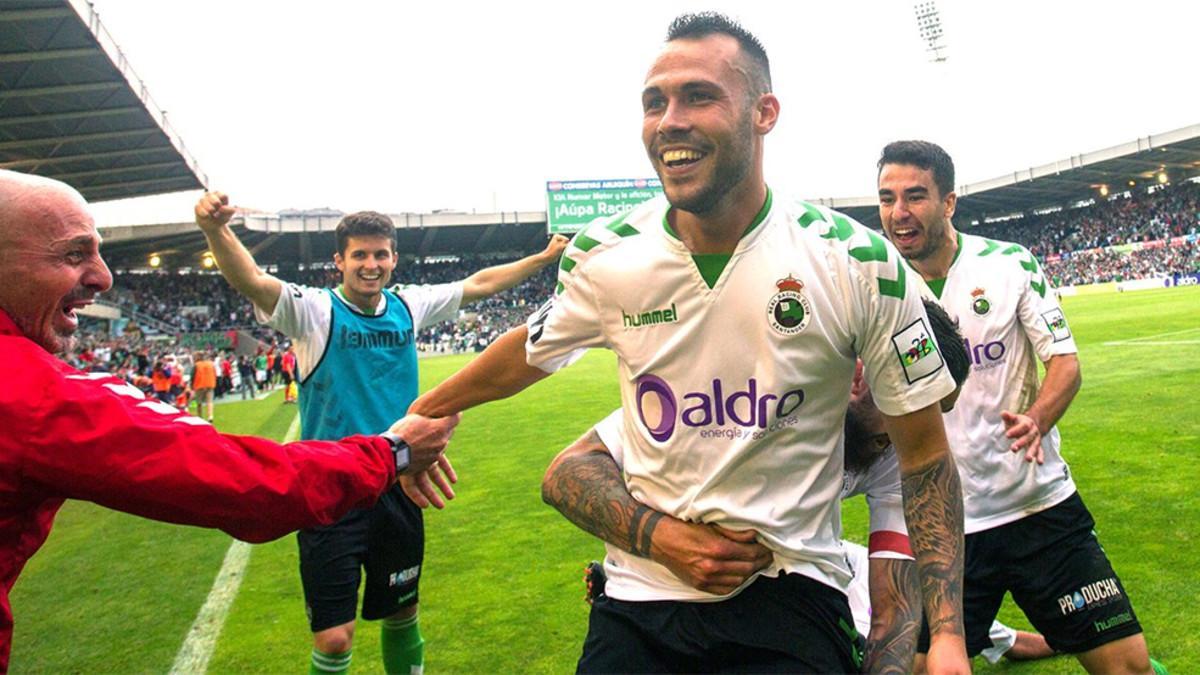 El Racing de Santander festejó por todo lo alto la goleada al Villanovense que le permite seguir soñando