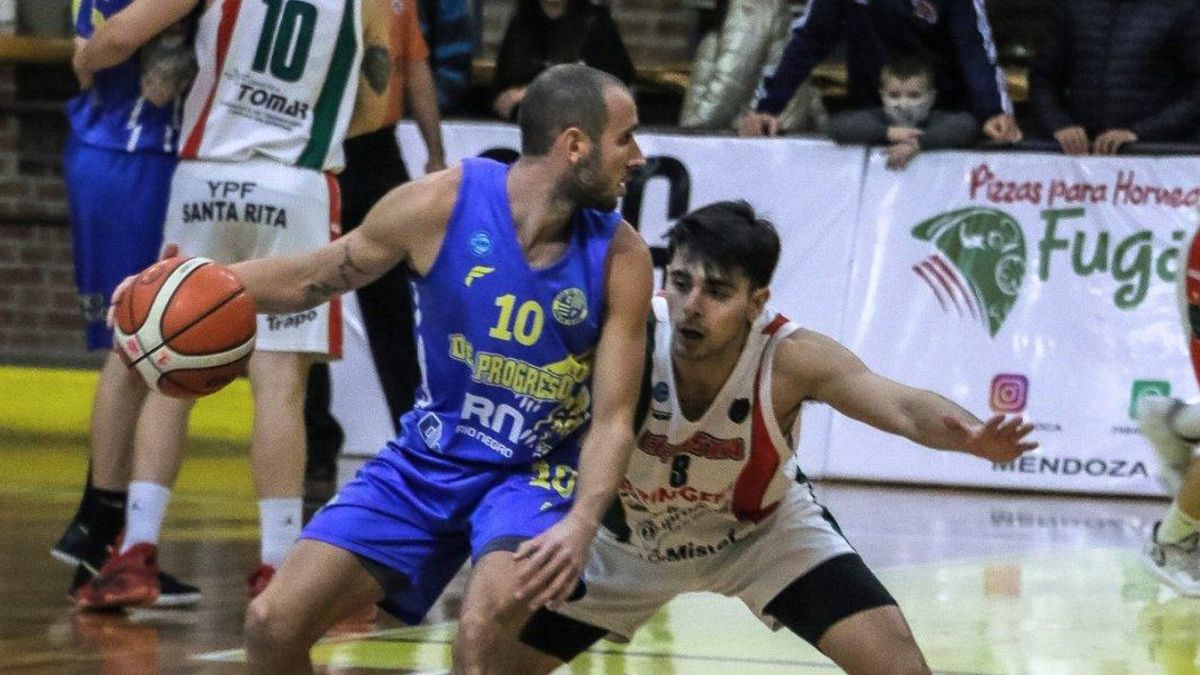 El base argentino Valentín Burgos, en un partido del club Del Progreso de su país.