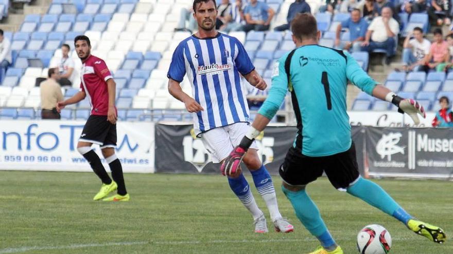 Arthuro, delantero brasileño del Recreativo de Huelva, junto al meta Ceballos.