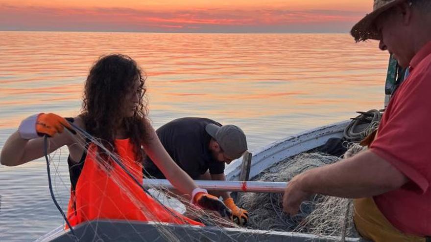 Uns pescadors treballant les arts de pesca tradicionals