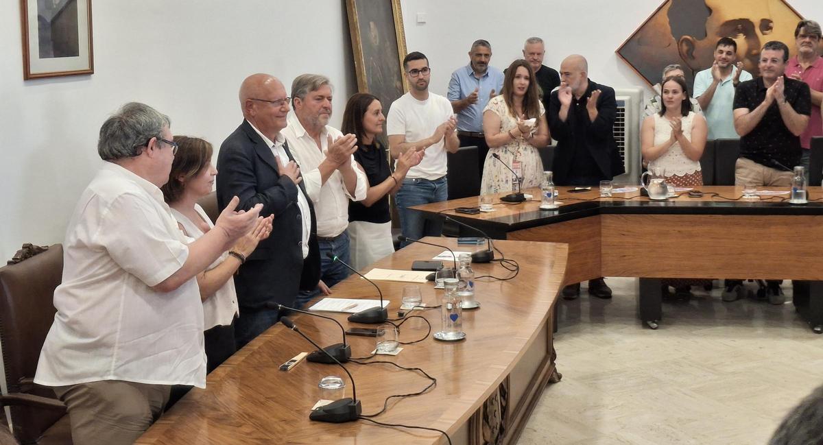El ya exalcalde se pone la mano en el corazón al aplaudirle sus compañeros