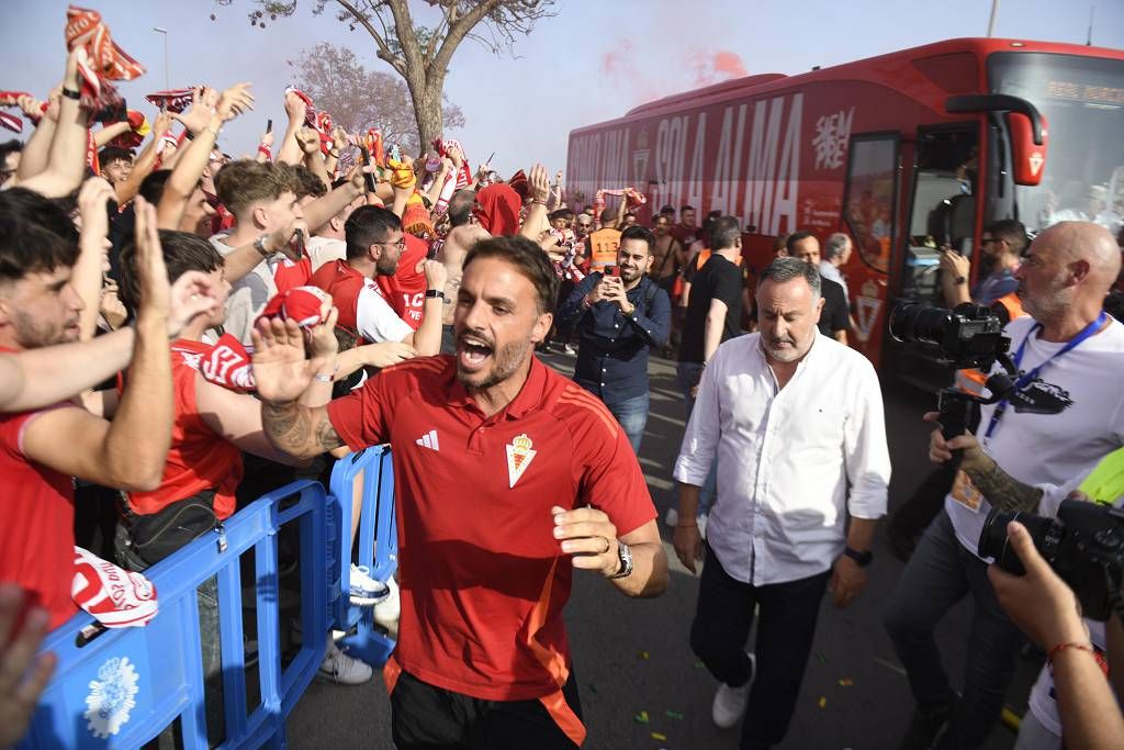 Recibimiento de la afición al Real Murcia antes del partido ante el Nástic