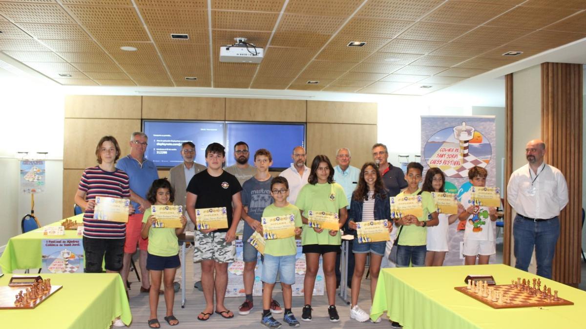 Los escolares que participaron en el I Torneo Escolar de la Colonia de Sant Jordi.