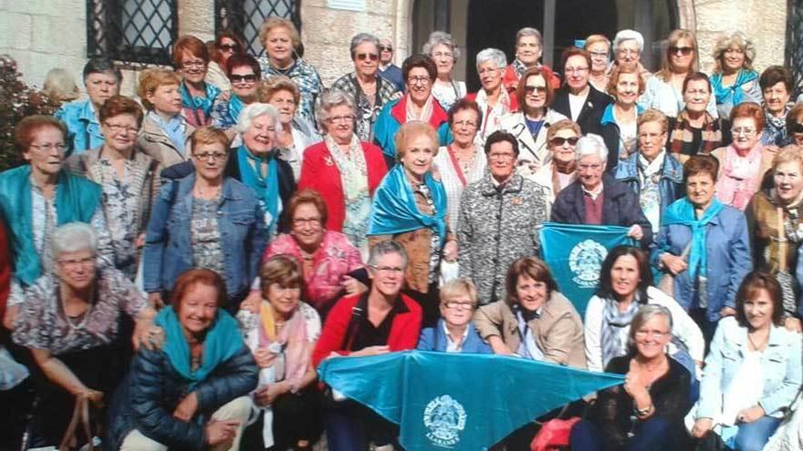 Uno de los grupos, el de Llaranes, durante la celebración de ayer en Covadonga.