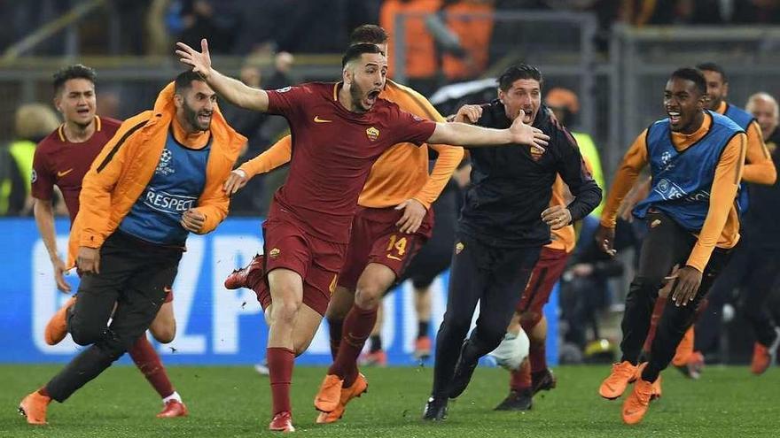 Kostas Manolas celebra el tercer gol perseguido por sus compañeros.