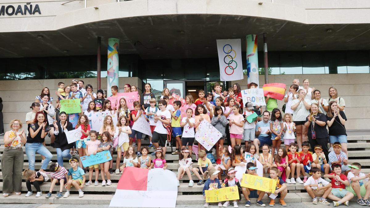 Los asistentes a la proyección de la regata de Rodrigo Conde, ayer en el Concello de Moaña, dándole ánimos