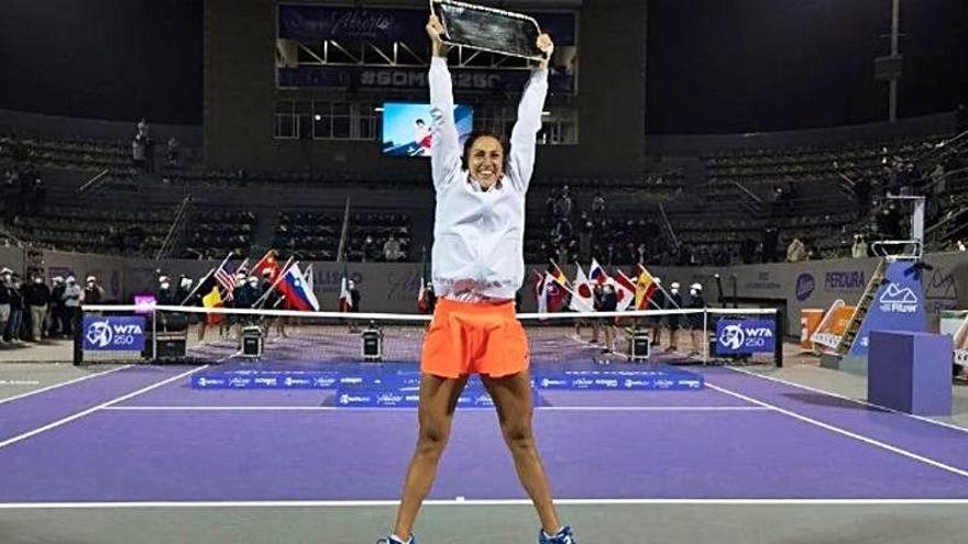 Sara Sorribes celebra su primer título WTA en su primera final del circuito