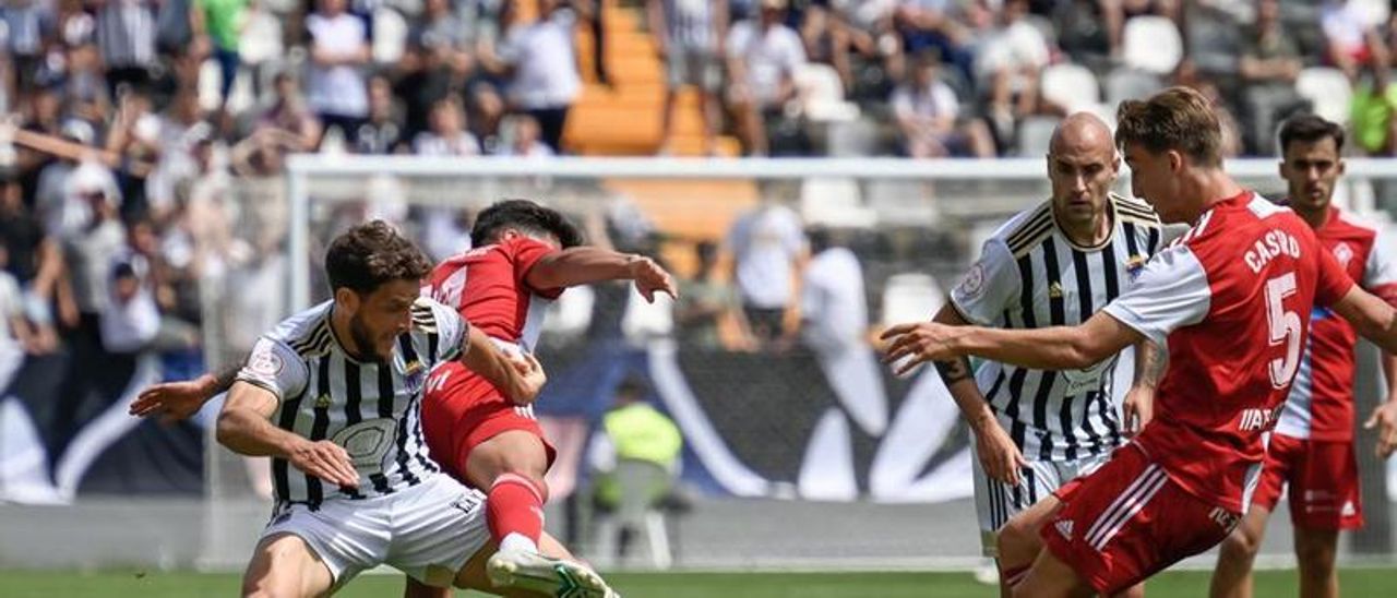 Miguel Núñez y Gorka Pérez, en una acción del encuentro ante el Celta B.