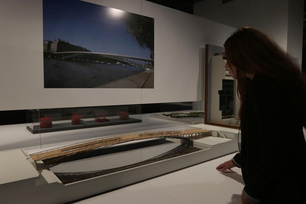 La exposición, que podrá visitarse hasta el próximo 15 de marzo, propone un recorrido a través de cuarenta maquetas y fotografías por los hitos arquitectónicos de la capital francesa