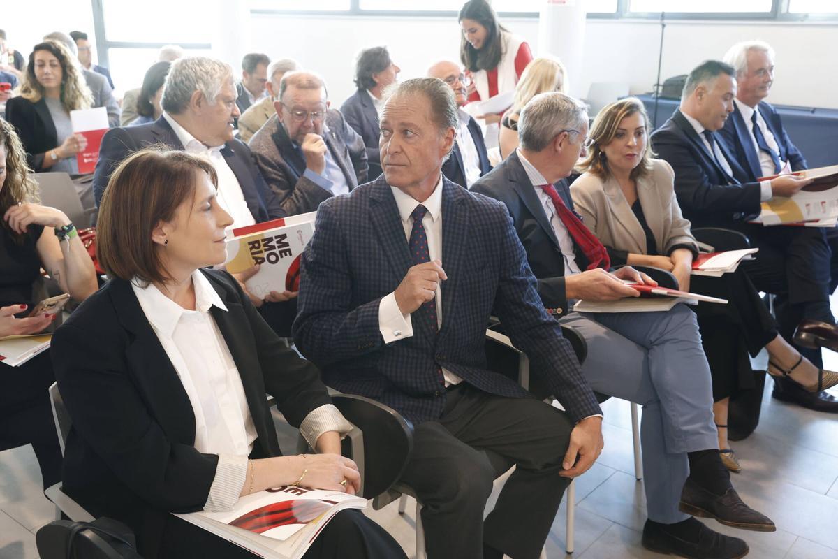 Inicio del plenario de la Cámara de Comercio de Gijón en donde se elegirá a Félix Baragaño como presidente.