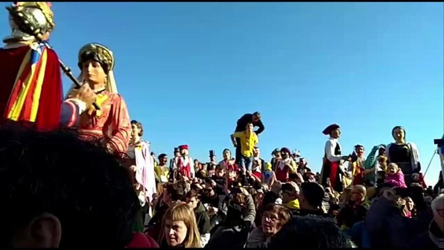 Els Segadors a la trobada de Gegants davant la presó de Lledoners