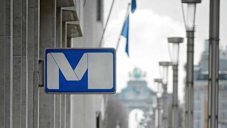 Un home observa els rams de flors a l&#039;entrada de metro de Maalbeek