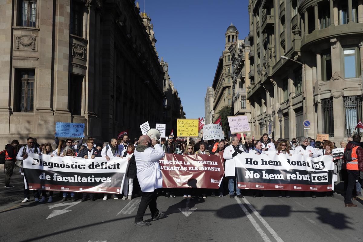 Multitudinaria manifiestación de médicos en el 2º dia de huelga