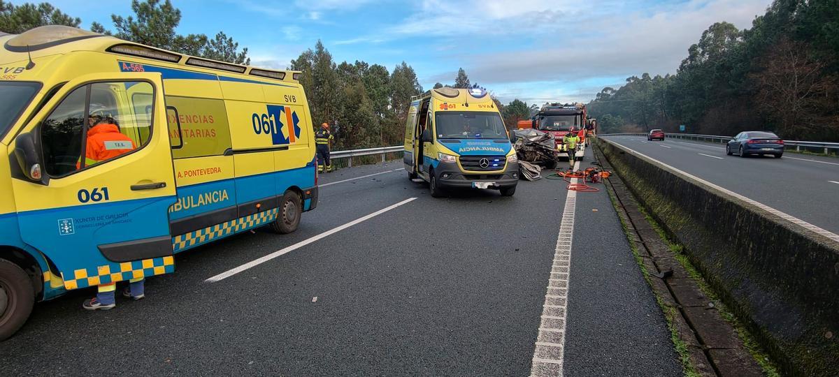 Un accidente entre un camión de mercancías peligrosas y un turismo deja dos heridos y dificulta la circulación en la AP-9