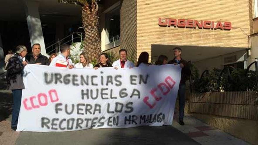 Personal del Carlos Haya en huelga, en la entrada de urgencias del hospital.
