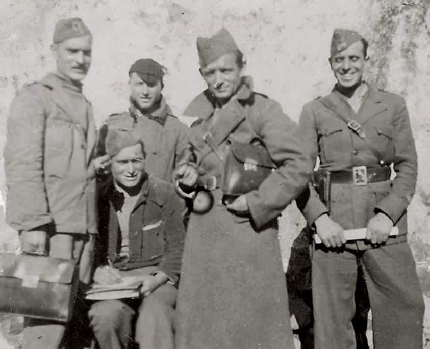 El abuelo de Fernando Barrero, Andrés Barrero, cartera bajo el brazo.jpg