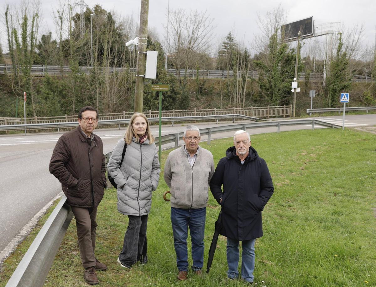 Por la izquierda, Andrés Alonso, Inmaculada Jiménez, José María Rubiera y Fermín Cachón, en Castiello de Bernueces.