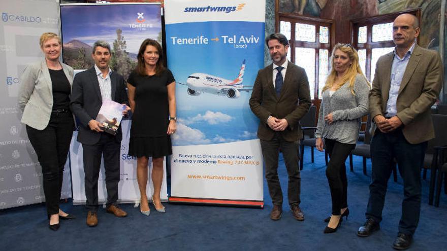 Carlos Alonso, Alberto Bernabé, Lenka Vikova y otras autoridades, tras la rueda de prensa para presentar el vuelo entre Tenerife y Tel Aviv.