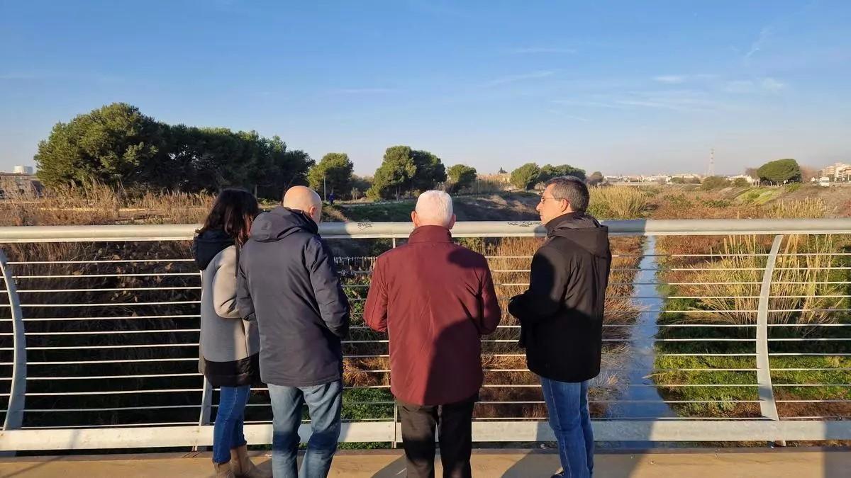 La visita de Miguel Polo al barranco en Alboraia, junto al alcalde.