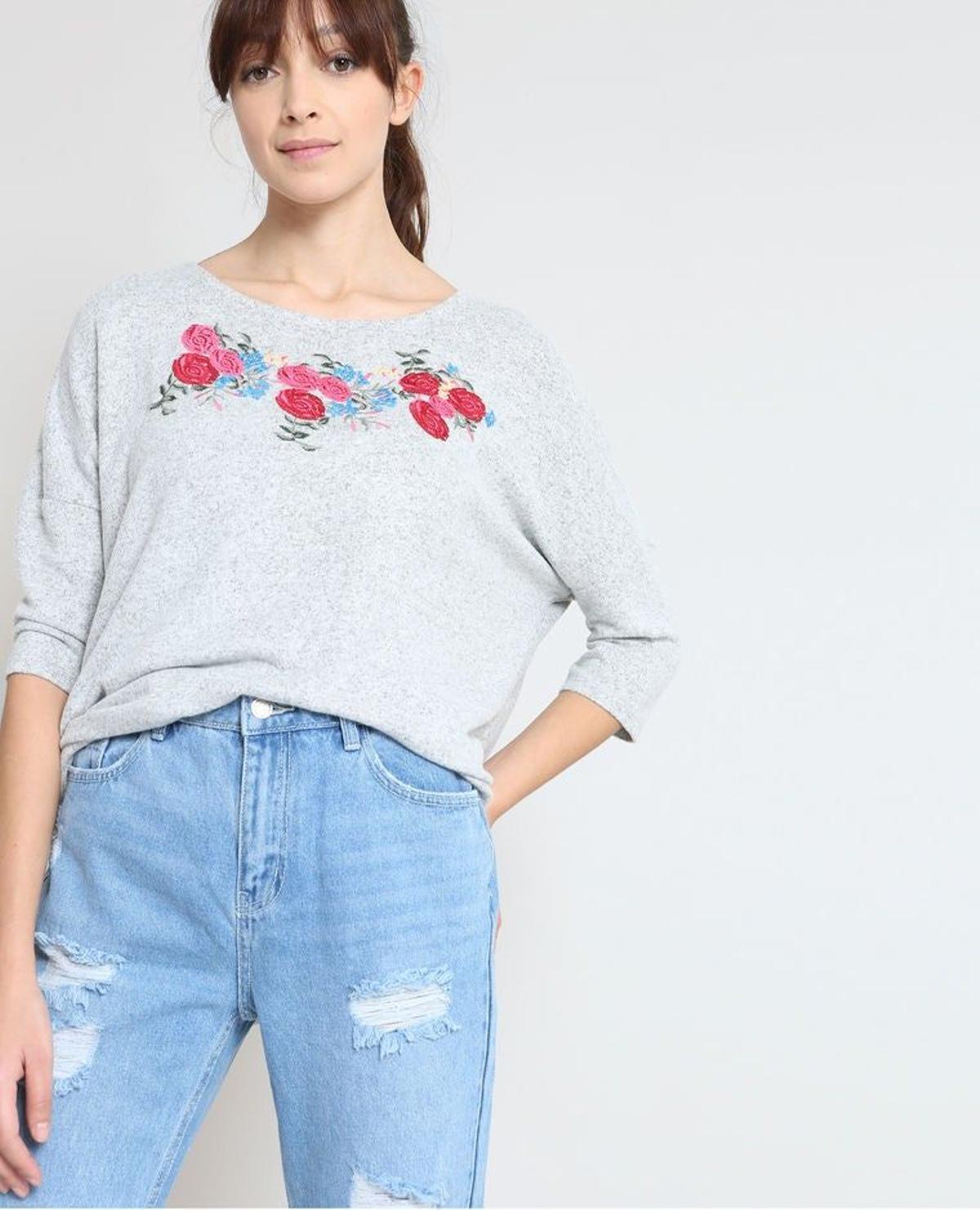 Camiseta con bordado de flores (Precio: 7 euros)