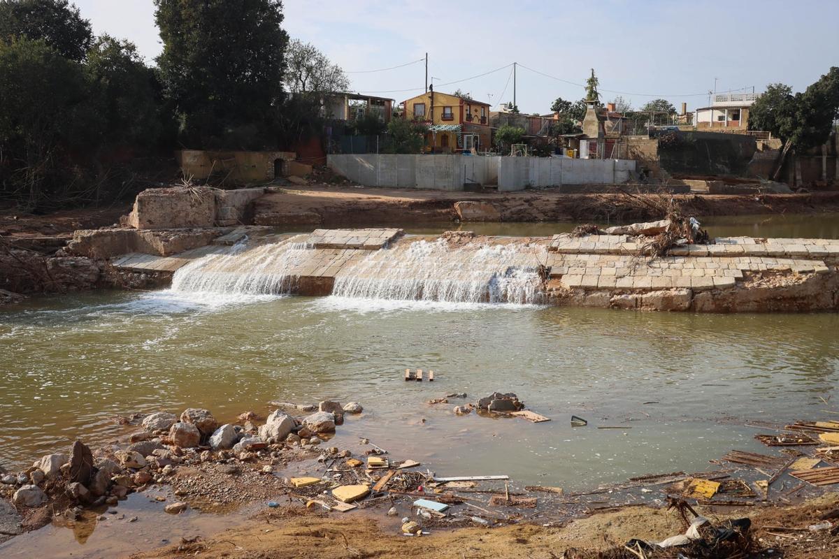 Vallas de protección en una zona de viviendas