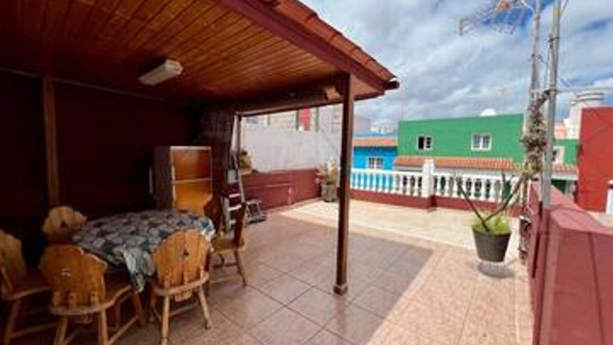 208.000 € Venta de casa en Juan XXIII-Santidad (Arucas), 3 habitaciones, 1 baño...