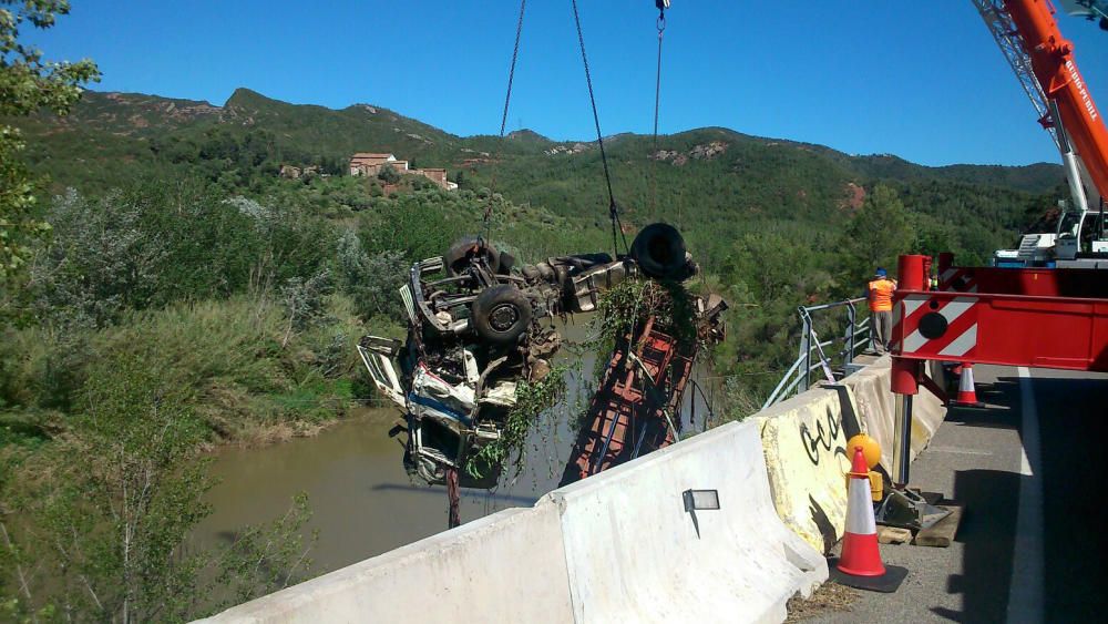 Retirada d'un camió accidentat a la C-55