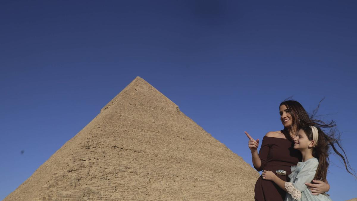 Carmen Prades y Marta Mercader, a los pies de la gran pirámide de Keops