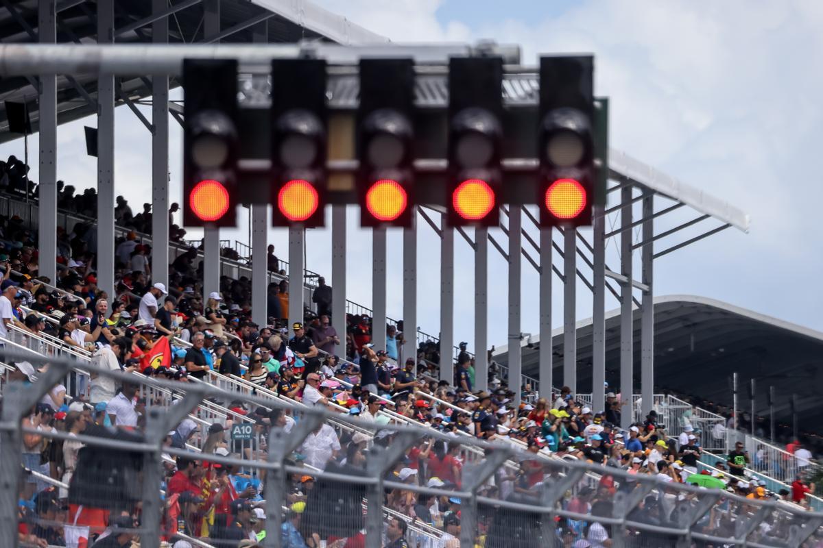 Miami Gardens (United States), 07/05/2023.- Lights on the starting grid before the start of the Formula 1 Miami Grand Prix at the Miami International Autodrome circuit in Miami Gardens, Florida, USA, 07 May 2023. (Fórmula Uno, Estados Unidos, Roma) EFE/EPA/CRISTOBAL HERRERA-ULASHKEVICH