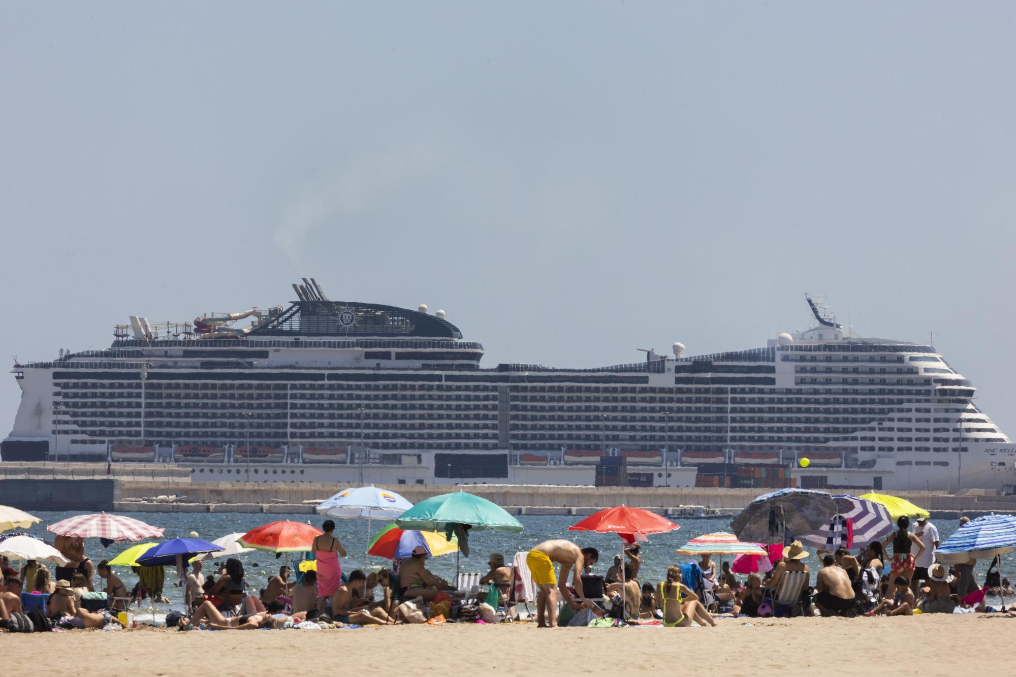 Playas hasta la bandera en pleno agosto