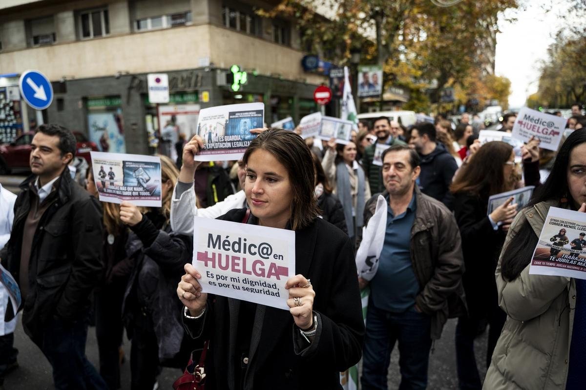 Fotogalería | Los médicos extremeños se manifiestan contra el Estatuto Marco del Ministerio de Sanidad