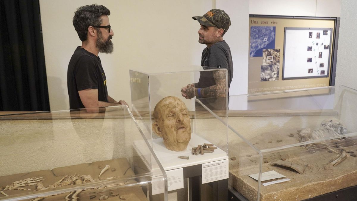 Merino i Indecline, amb el cap de Franco al davant, al Museu de Moià