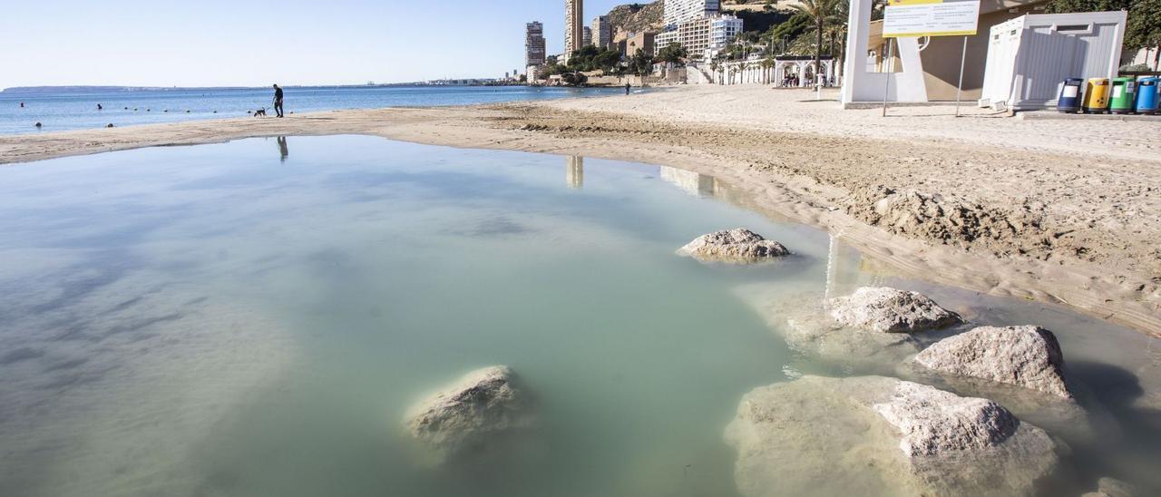 Arena desaparecida en la playa de la Albufereta de Alicante desde el temporal de hace 10 días, en una imagen del viernes de la zona situada frente a la desembocadura del barranco del Juncaret.
