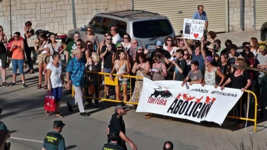 Los antitaurinos catalanes trasladan  su presión a la plaza de toros de Vinaròs