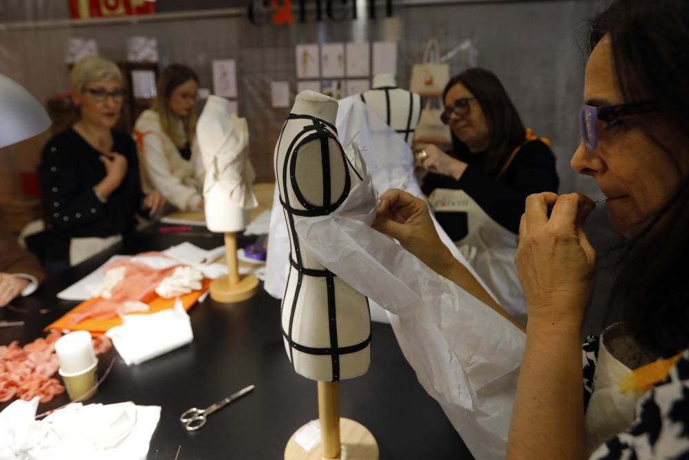 Mónica Oltra visita el puesto de la Escola d'Indumentària Tradicional Cànem en la Feria Fiesta y Boda