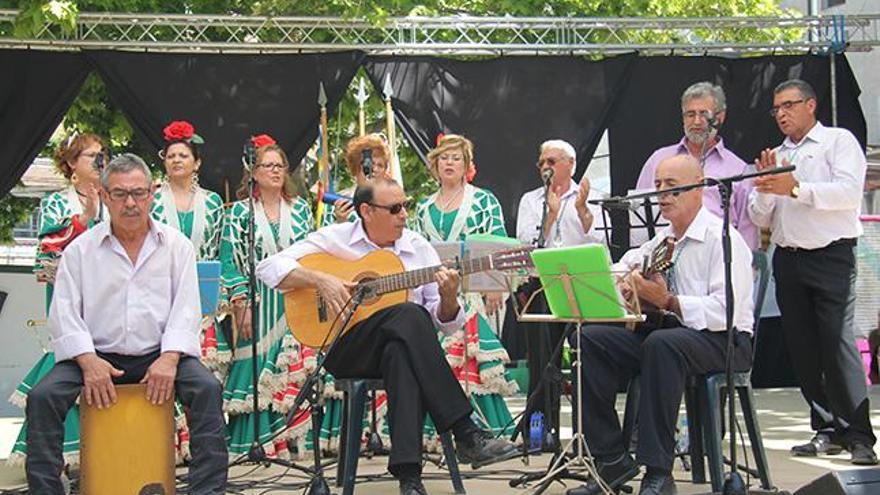El escenario del recinto de las Aulas Verdes acogió ayer la actuación de varios coros rocieros de la provincia.