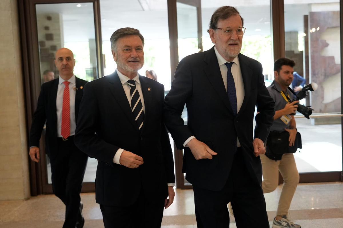 El presidente de las Cortes de Castilla y León, Francisco Vázquez, y el expresidente del Gobierno, Mariano Rajoy.