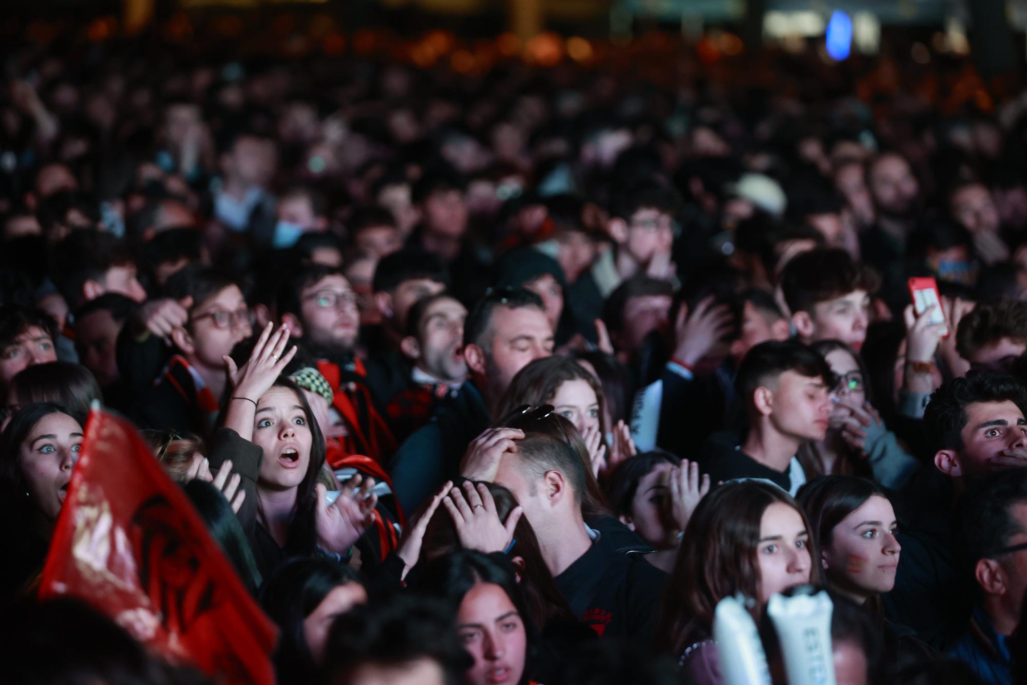 La afición del Valencia CF vibró y sufrió con sus ídolos en Valencia y en Sevilla