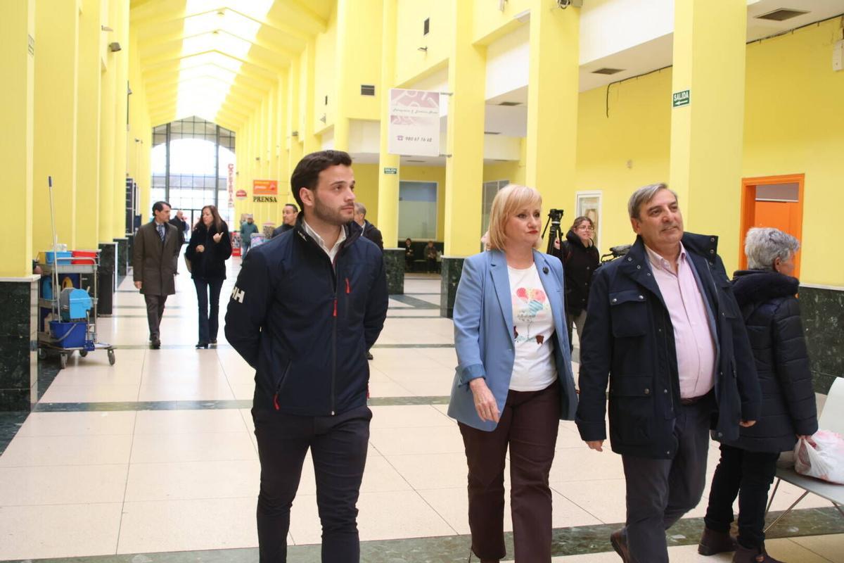 Juan del Canto, Leticia García y José Luis Sanz en la estación de autobuses de Zamora.
