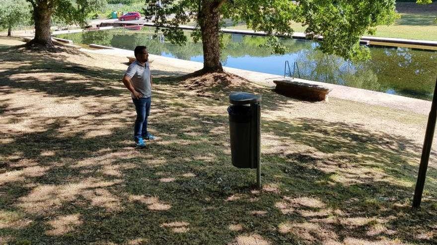 Miguel Medela contempla la zona de baño de la playa fluvial de Vilatuxe.