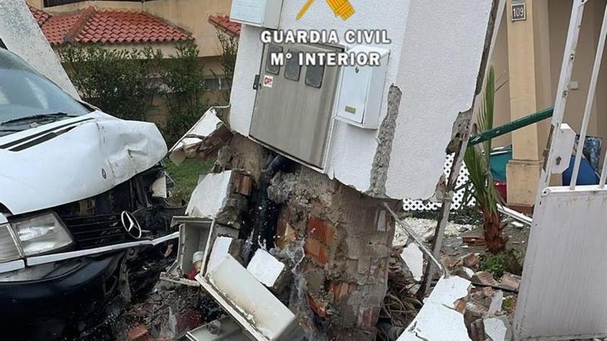 A raíz de este accidente, la Guardia Civil inició la investigación que dio como resultado la detención de tres personas acusadas de robo de material de construcción-