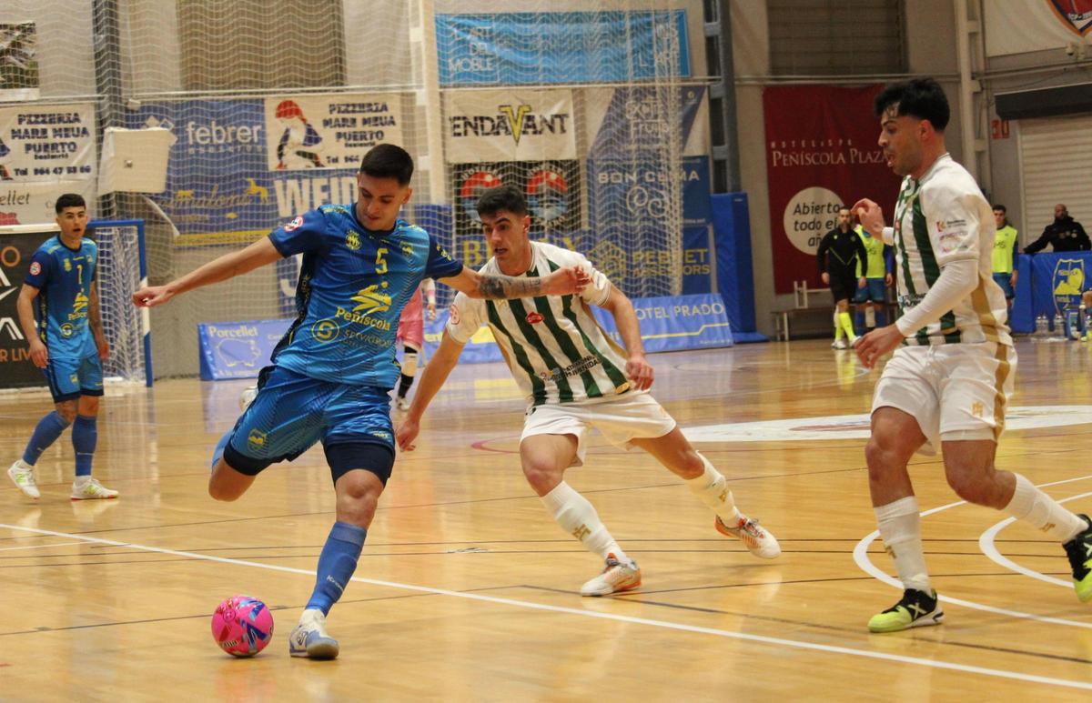 Plaza disparando a portería