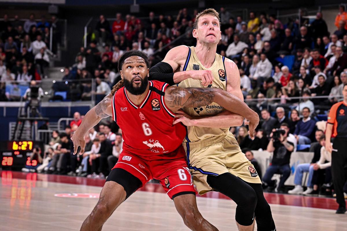 Vesely lucha por la posición ante Devin Booker, en el duelo ante el Armani Milán