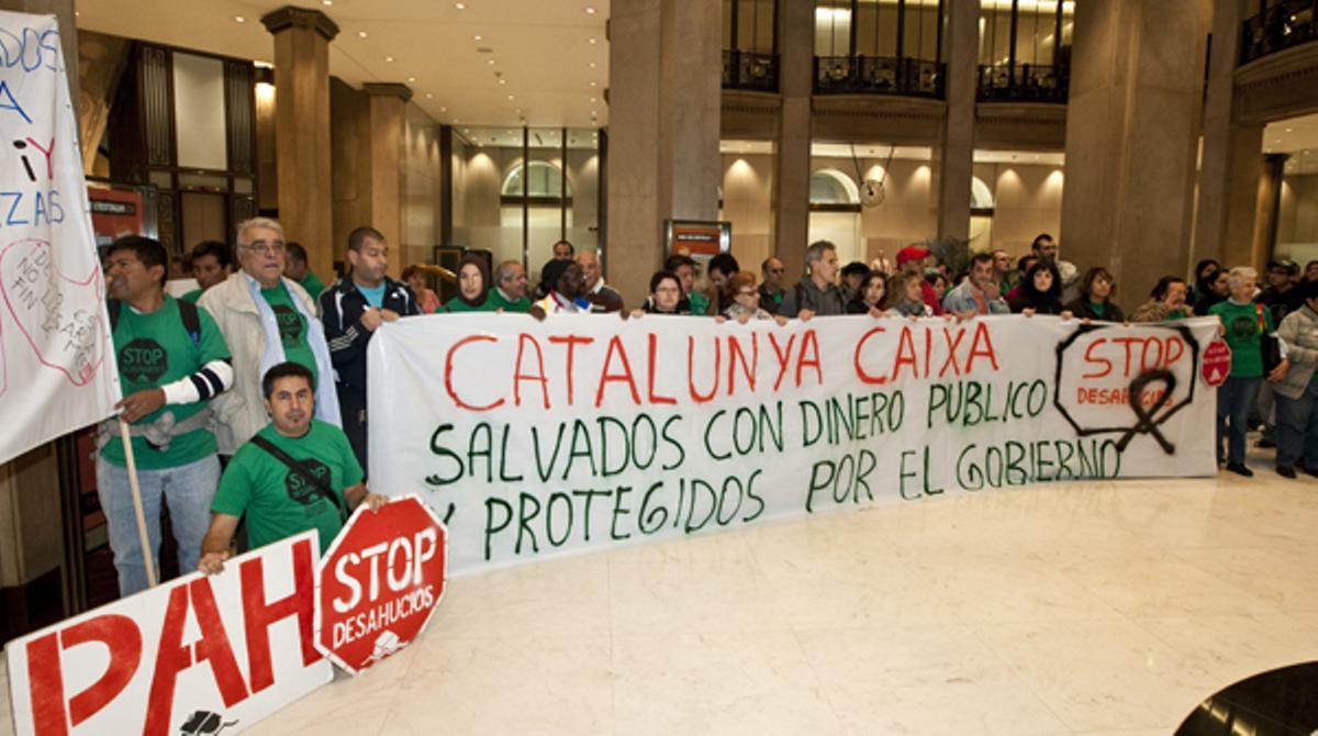 Afectats per la Hipoteca afirmen haver arrencat el compromís de CatalunyaBanc de revisar 100 casos, però l’entitat ho nega.