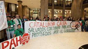 Afectats per la Hipoteca afirmen haver arrencat el compromís de CatalunyaBanc de revisar 100 casos, però l’entitat ho nega.