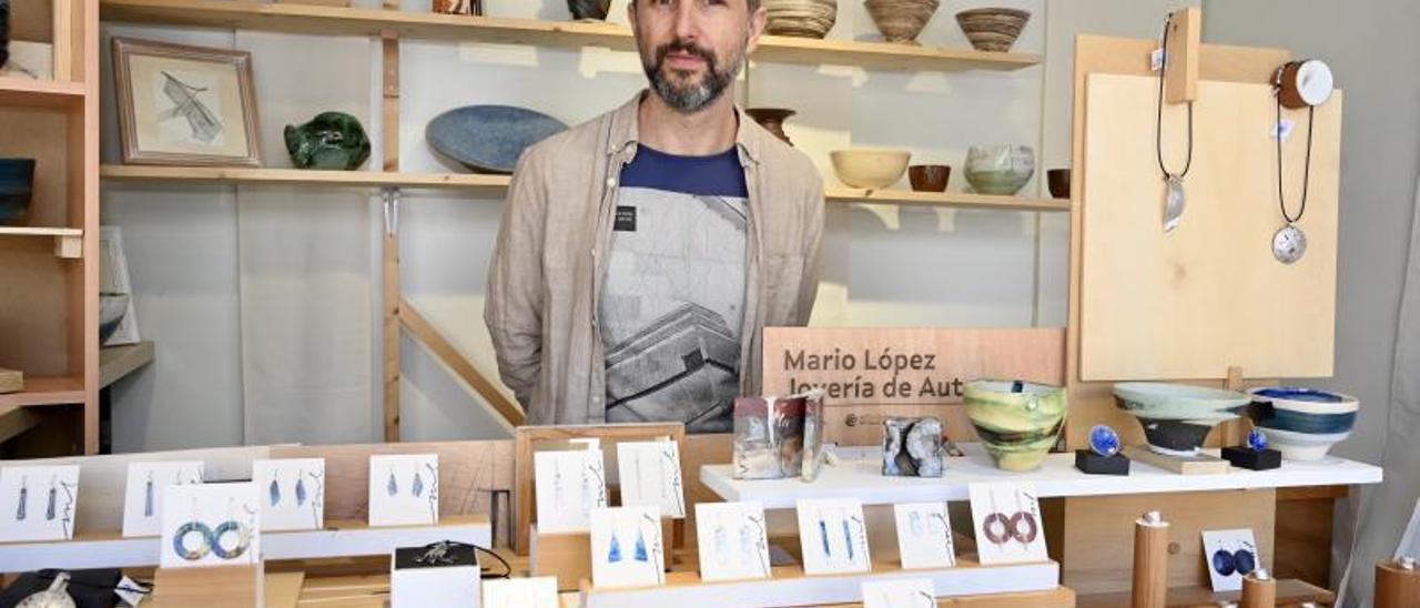 Mario López, joyero y ceramista.