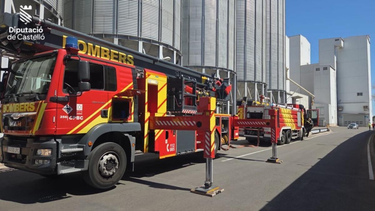 Los bomberos, este viernes en los silos afectados en Almenara.