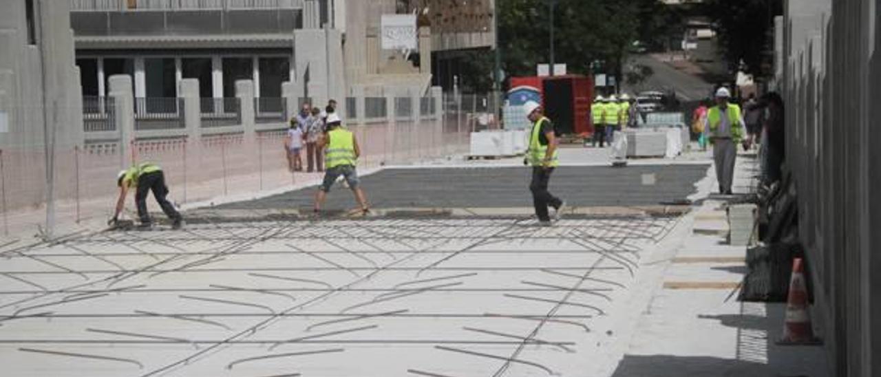 El alcalde y el concejal de Obras han visitado el puente para comprobar en primera persona cómo avanzan los trabajos.